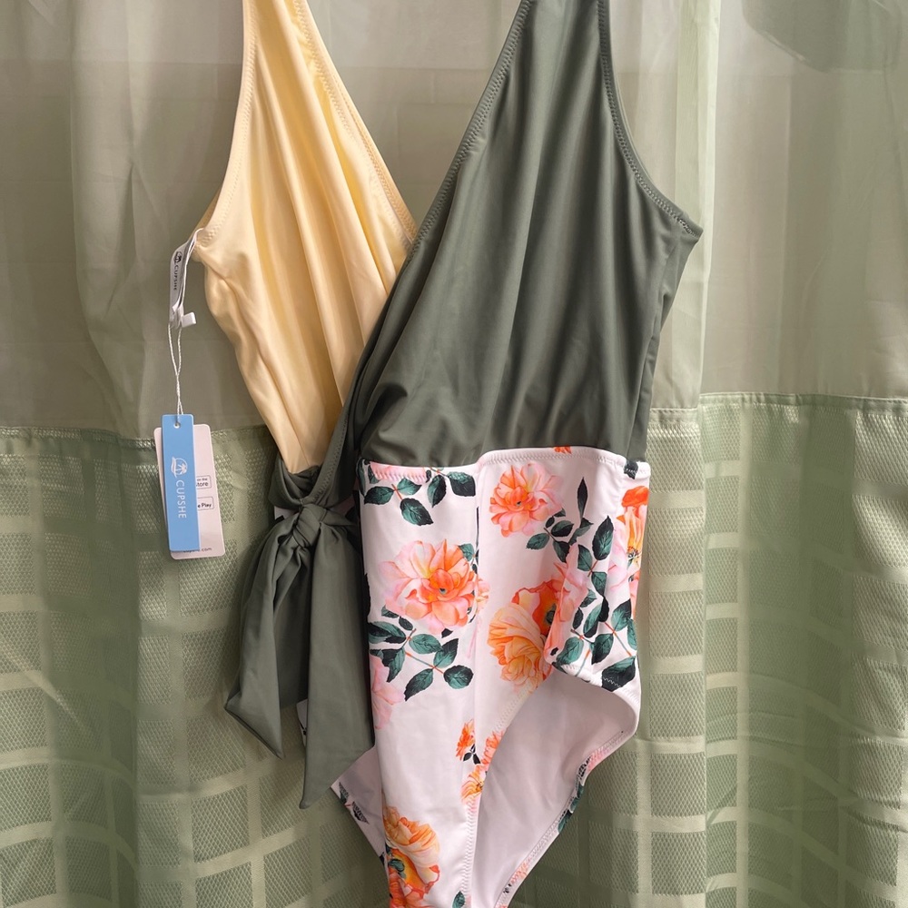 Cupshe one piece crosstie yellow n green floral swimsuit. NWT